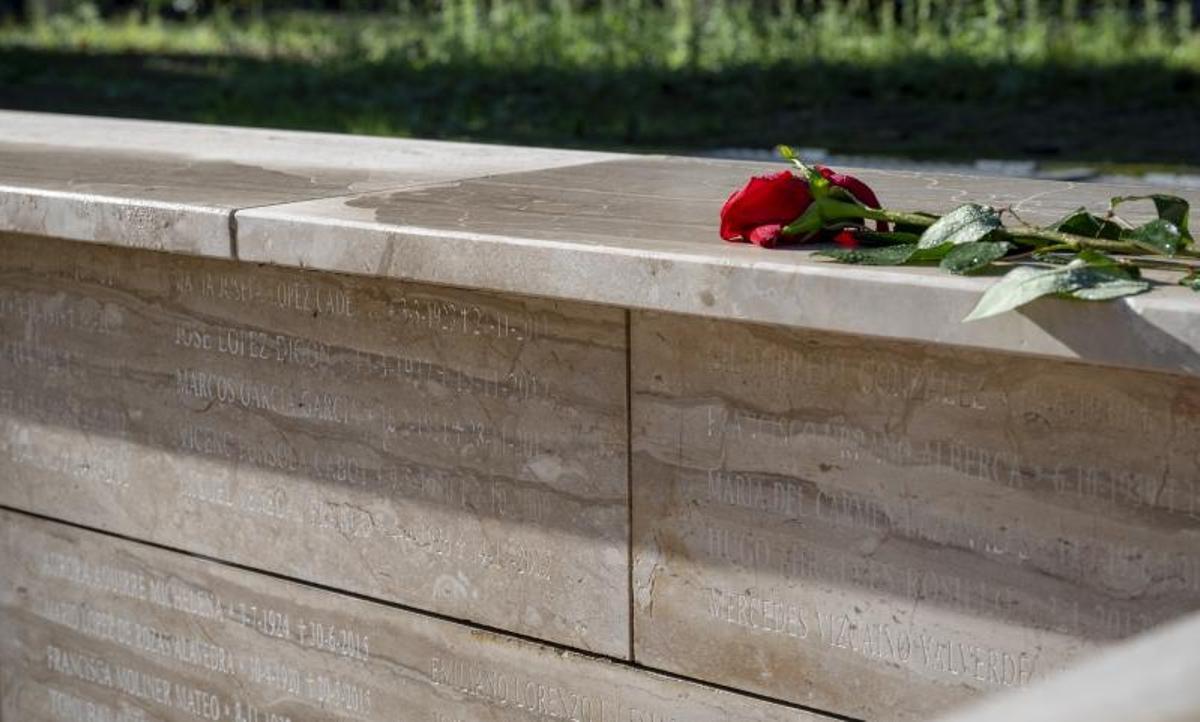 Detalle del espacio Font del Repòs en el cementerio de Roques Blanques ubicado en el parque natural de Collserola. Detalle del espacio Font del Repòs en el cementerio de Roques Blanques ubicado en el parque natural de Collserola.