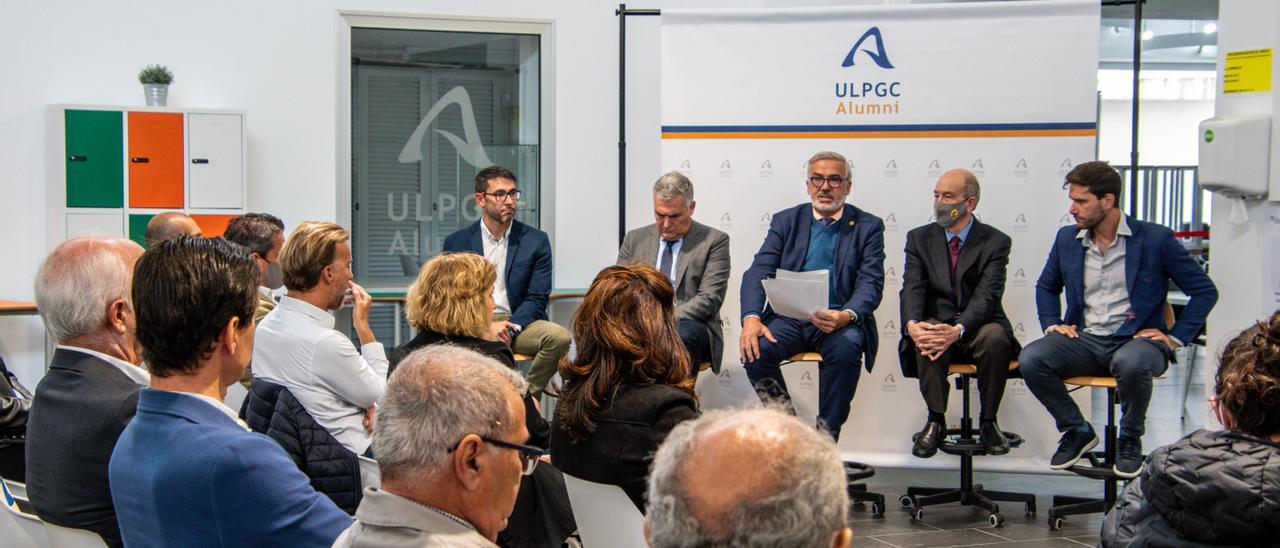 De izquierda a derecha, Sixto Martín, Manuel Ramírez, Lluis Serra, Ángel Tristán y Javier Santaolalla durante la presentación de la Asociación Alumni.