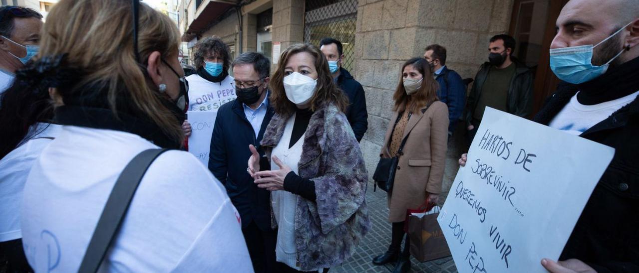 Los vecinos de los Don Pepe llevan su protesta ante Armengol | VICENT MARÍ