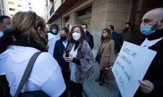 Los vecinos de los Don Pepe llevan su protesta ante Armengol