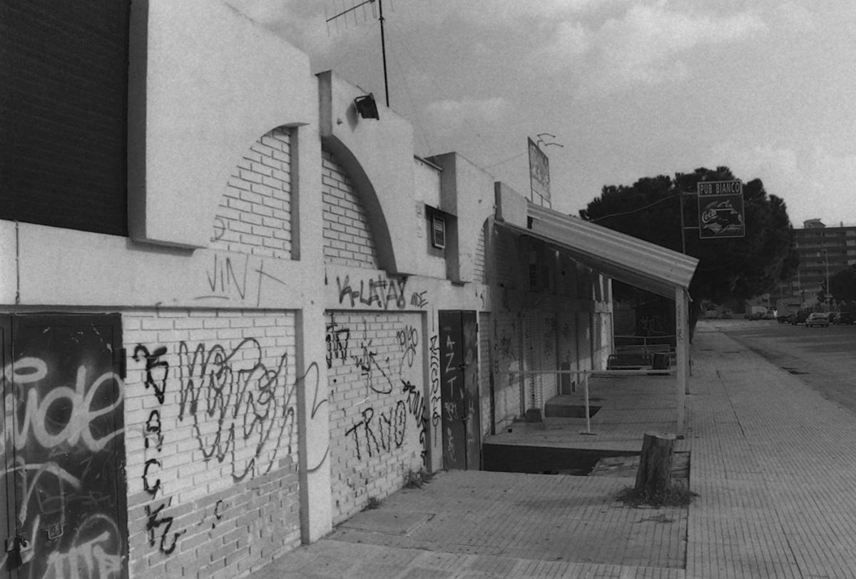 Locales cerrados y en estado de abandono. Nova Canet, la zona de ocio que en los años 80 y 90 atraía a los jóvenes del Camp de Morvedre.