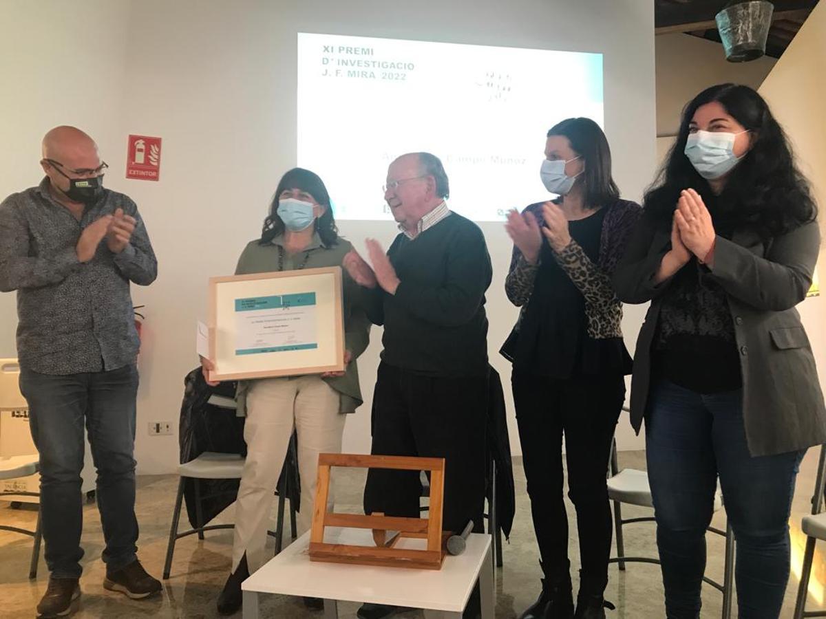 Ana Campo recibiendo el galardón por su trabajo de investigación.