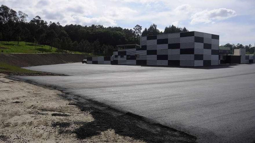 Parte del asfaltado del parking del nuevo campo de fútbol ya ha sido ejecutado. // Bernabé / Javier Lalín