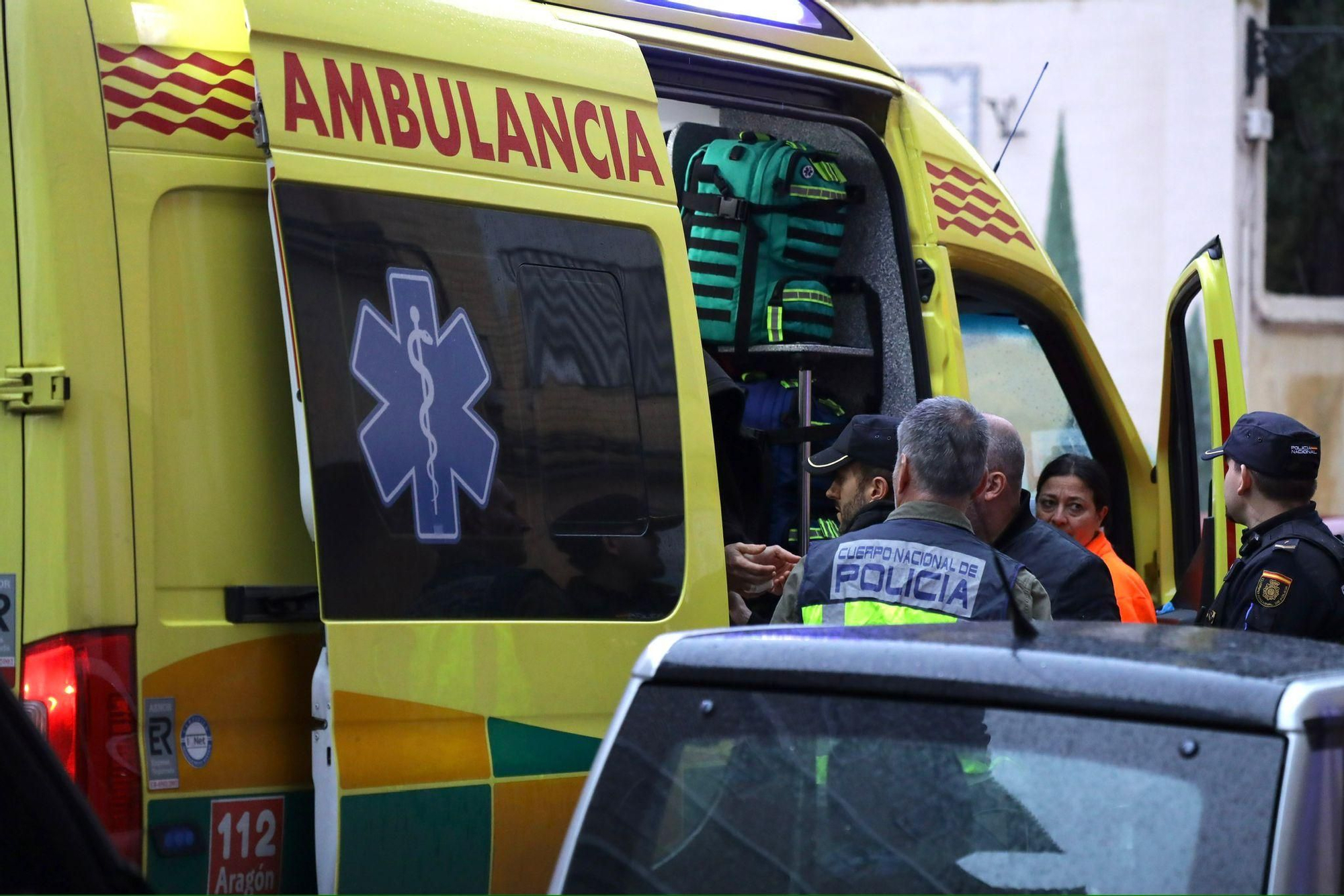 EN IMÁGENES | Un hombre se atrinchera en su casa tras apuñalar a otro en el cuello tras una pelea en la calle El Sepulcro de Zaragoza