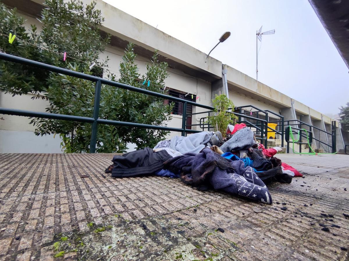 Algunas prendas de ropa a las puertas de la vivienda que se ha incendiado.