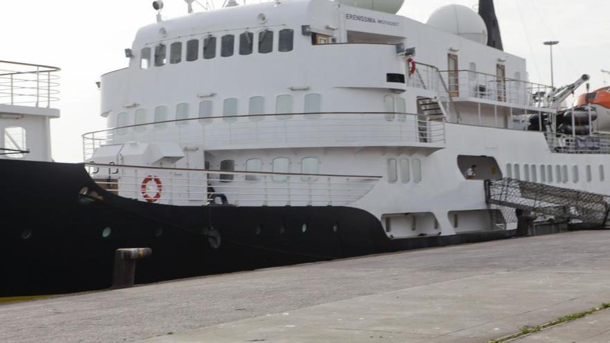 El crucero &quot;Serenissima&quot;, atracado hoy en El Musel