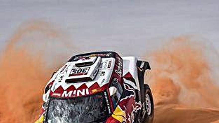 Sainz, durante la etapa de ayer en el Rally Dakar.