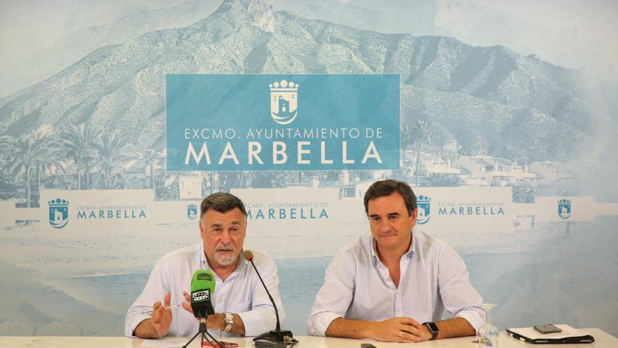 Los concejales Baldomero León y Félix Romero, ayer, durante su comparecencia.