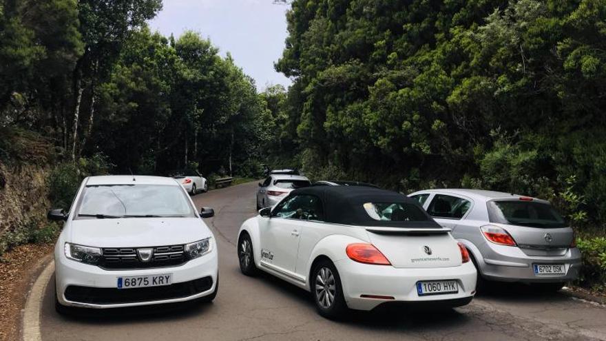 Vecinos del Macizo Interior de Anaga advierten del estacionamiento indebido La Degollada de Las Hijas (foto derecha) o en la carretera de la Cruz del Carmen (arriba).