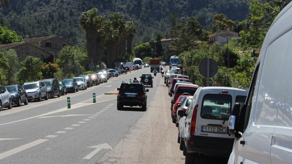 Imagen de la carretera del desvío abarrotada de coches que dificultan el paso a los peatones.