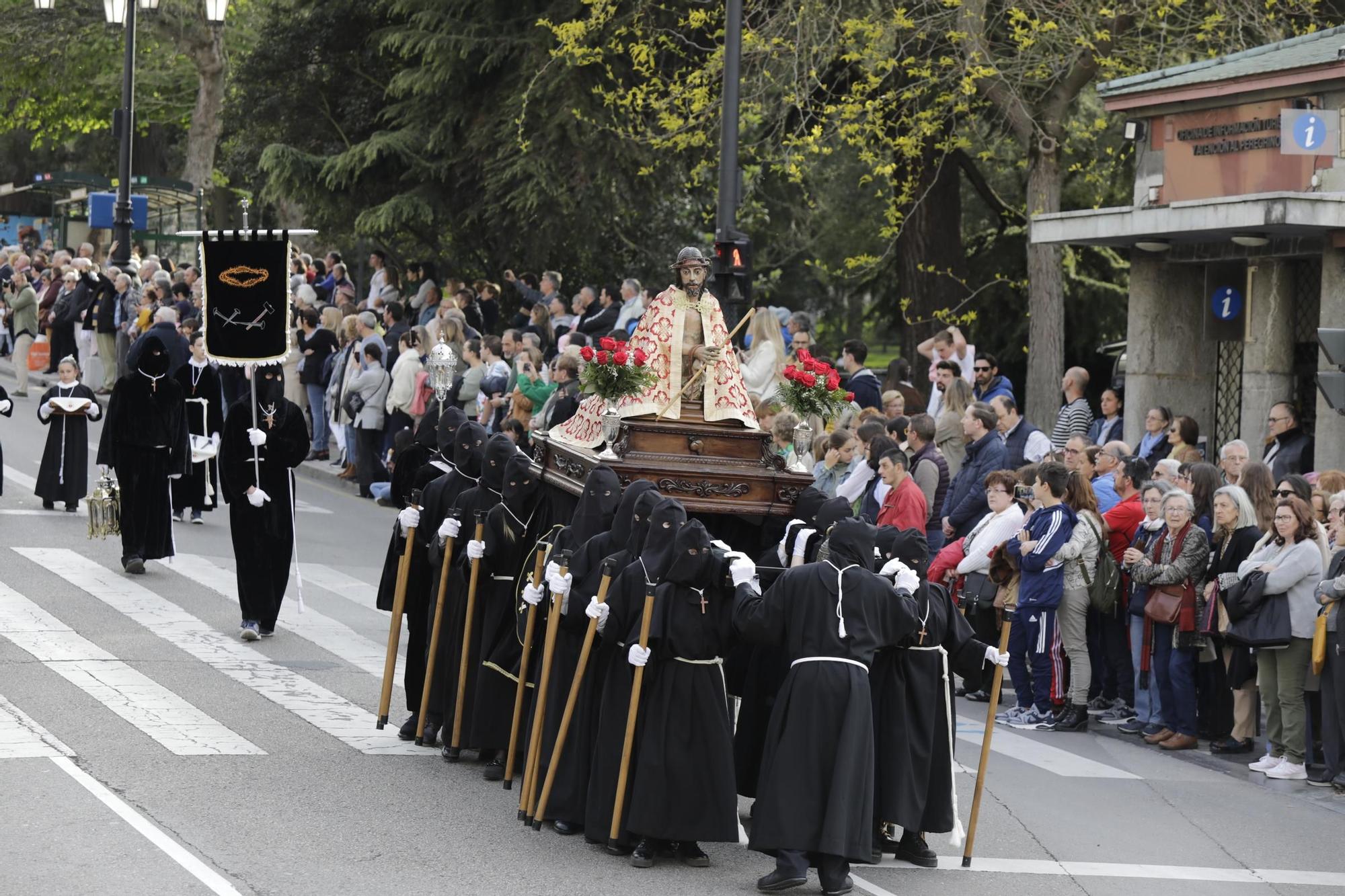 La procesión intergeneracional del Santo Entierro emociona Oviedo