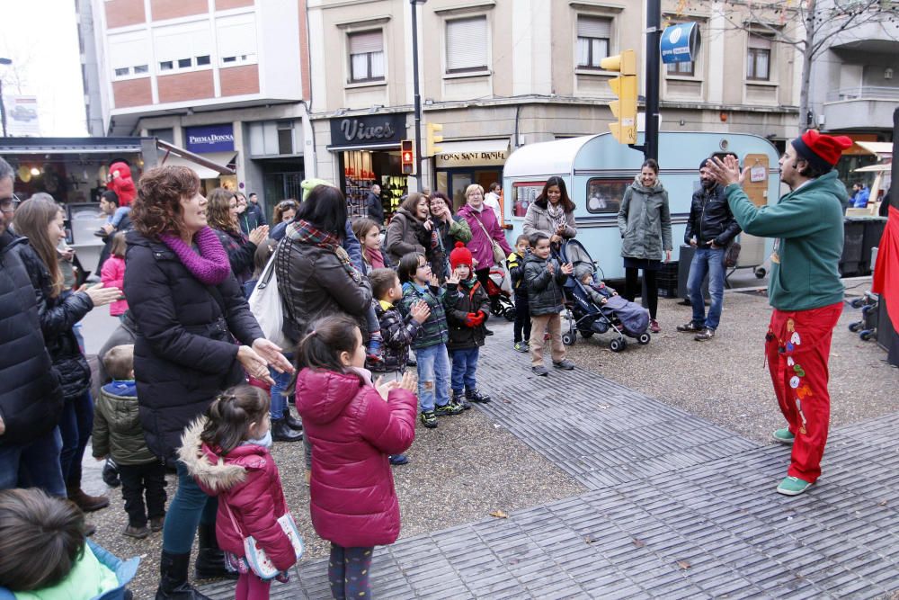 Les «food trucks» omplen de gent el carrer Migdia de Girona