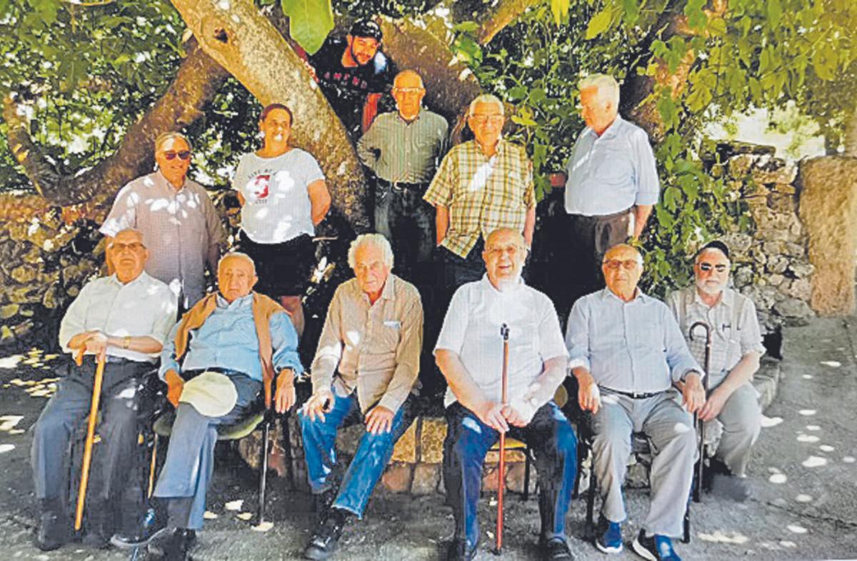 Los jesuitas que deben abandonar Montesión, con el recientemente fallecido padre Sebastián Feliu (2º dcha.), en 2020.