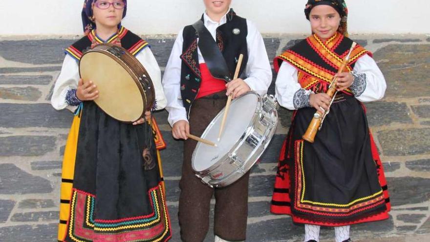 Niños alistanos con la indumentaria tradicional de fiestas de la comarca.