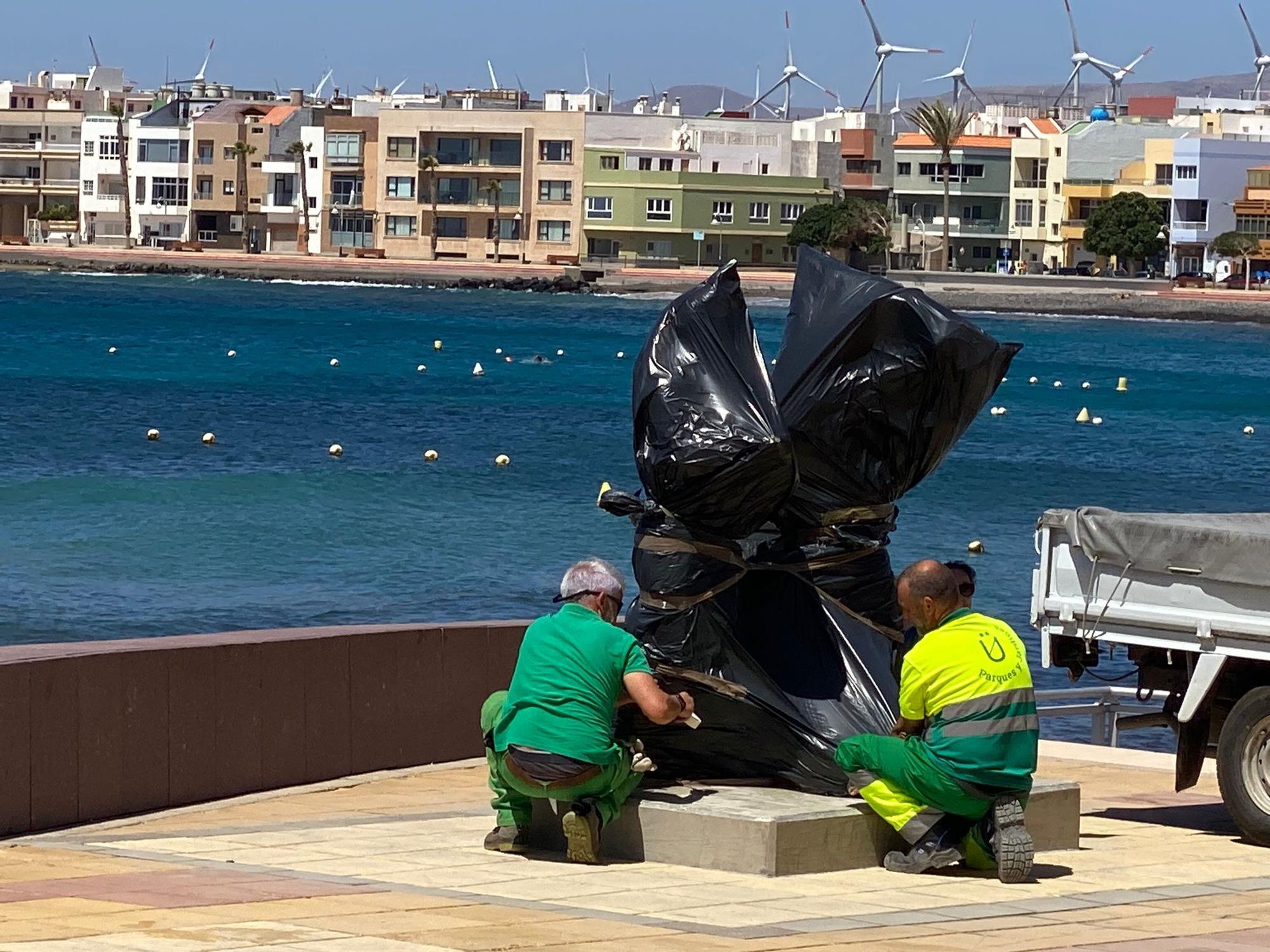 Escultura 'Pescao fresco', del artista local Paco Suárez