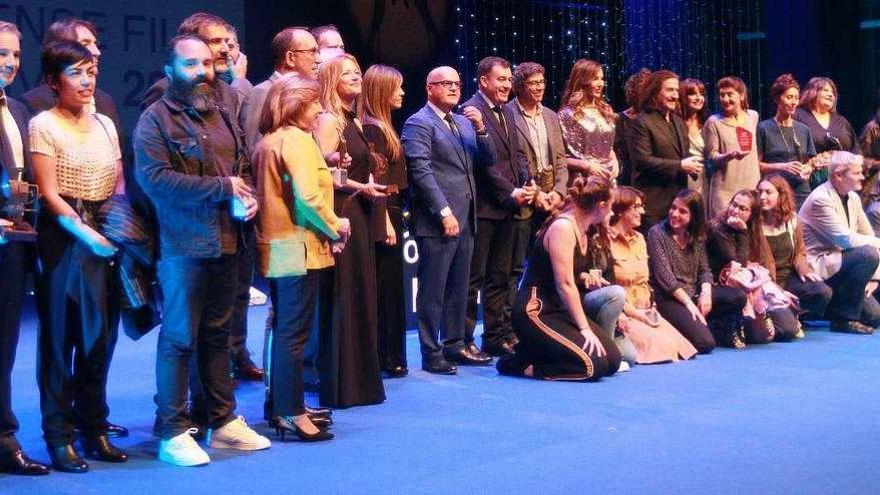 Los premiados de la 24ª edición del festival de cine de Ourense, anoche en el Auditorio Principal. // Iñaki Osorio