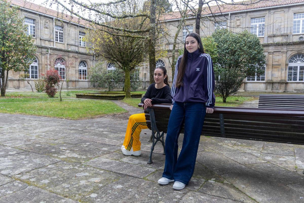 Adriana González, sentada, y Alba Fernández, en el claustro del IES Rosalía de Castro de Santiago.