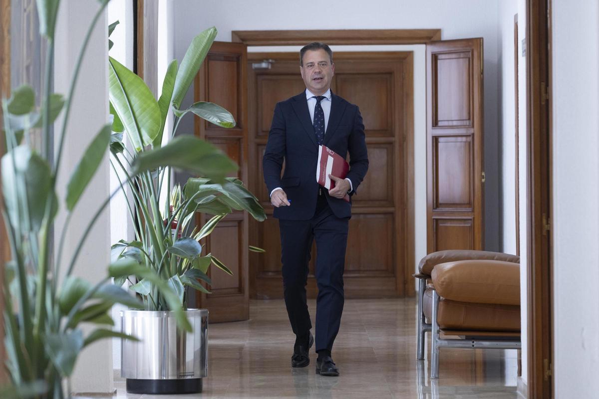 Marcos Ortuño, este jueves en los pasillos del Palacio de San Esteban.