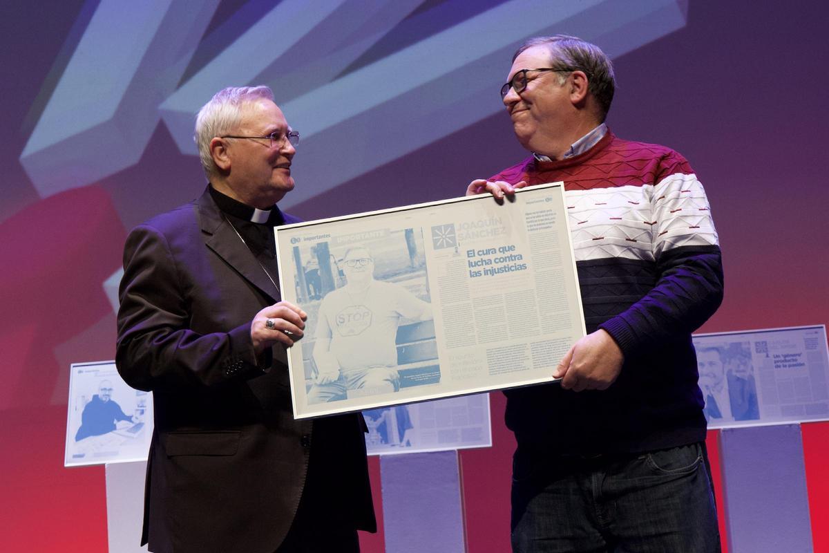 Lorca Planes entrega el premio Imporantes al cura Joaquín Sánchez