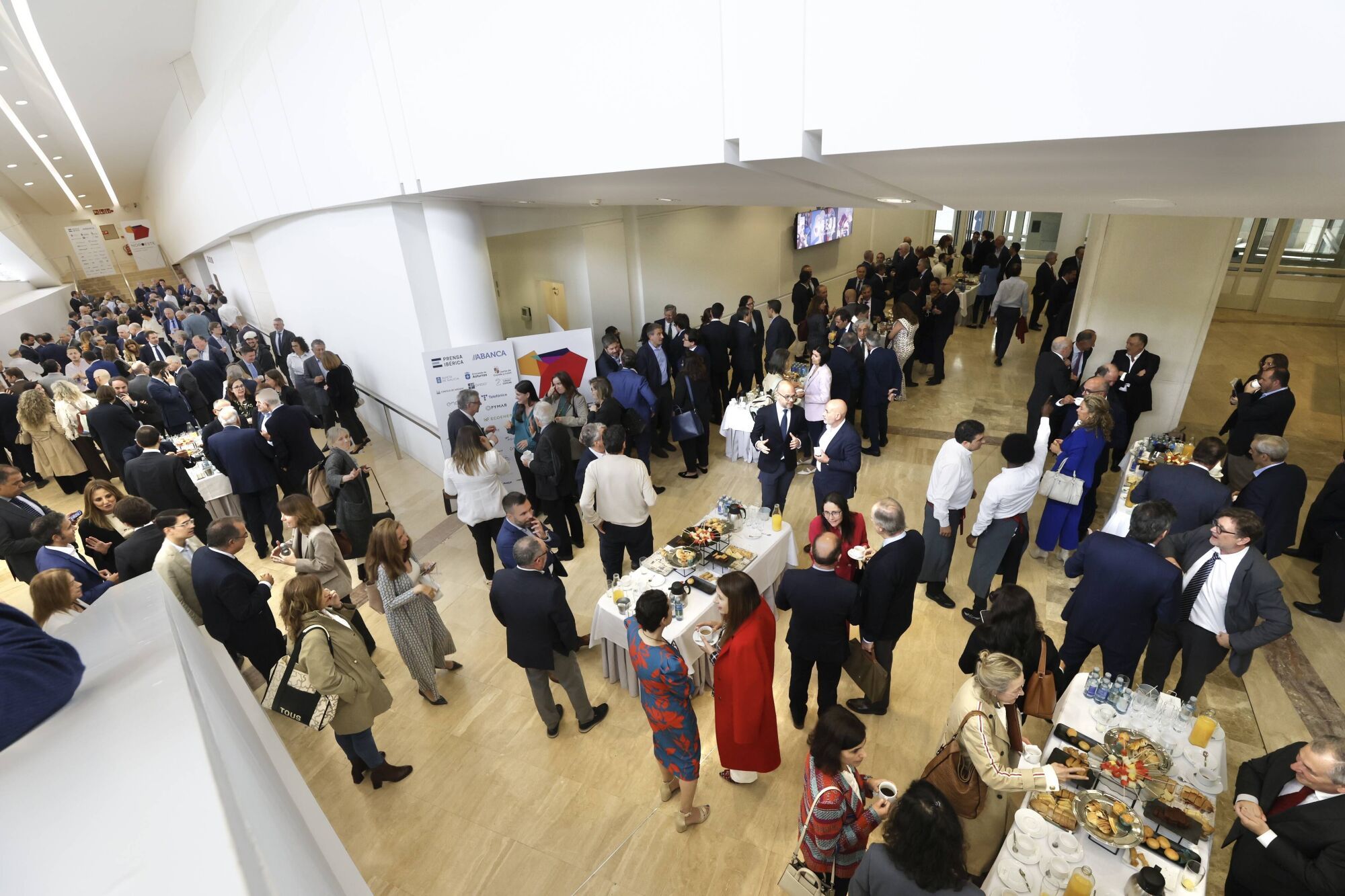 Los participantes e invitados del Foro del Nororeste, durante la pausa para el café. 