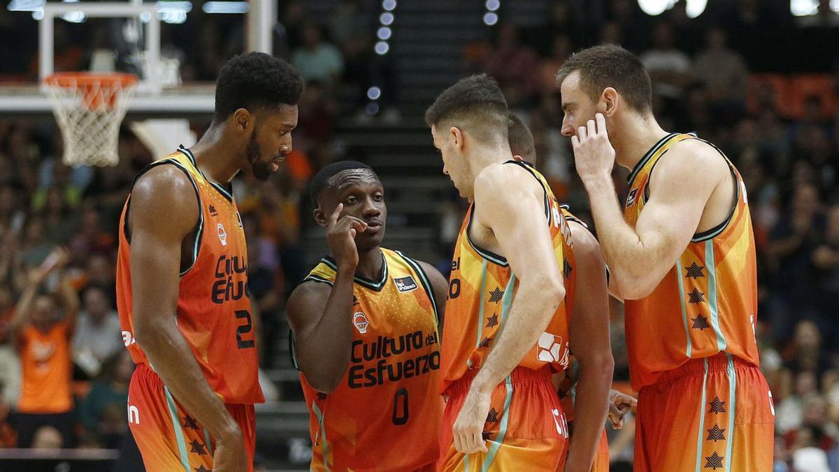 Jared Harper hablar con 
sus compañeros durante el 
Valencia B.-Barça.  m.a.polo