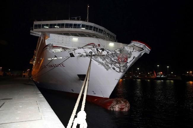 UN FERRY SE ESTRELLA EN EL MUELLE DE LAS PALMAS ...