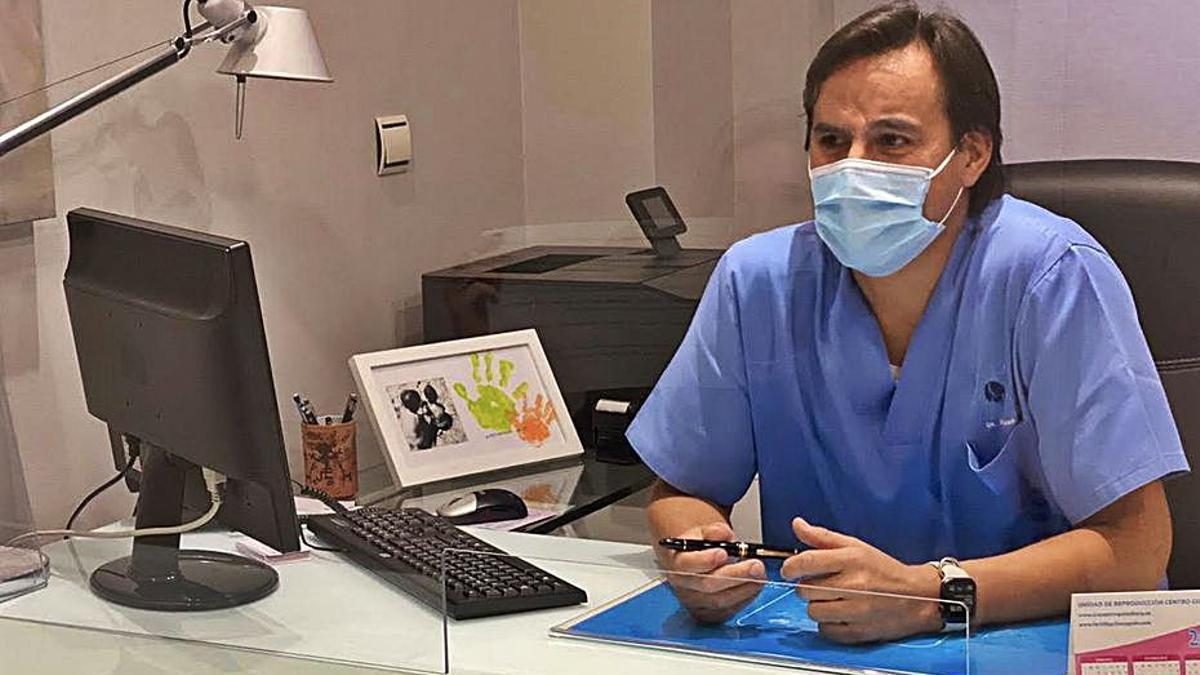 El doctor Claudio Álvarez, en su despacho.  | L.O.