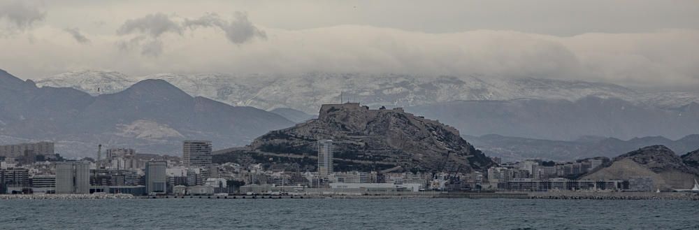 El castillo de Santa Bárbara de Alicante con la sierra nevada de fondo