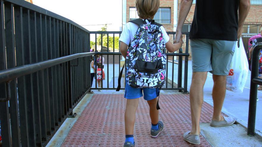 Investigadores de la UMA analizan cómo el peso de la mochila de un niño influye en su forma de caminar.