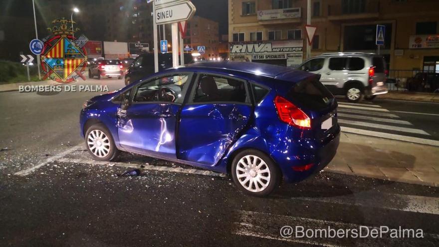 Un camión arrolla a un coche en la rotonda de Can Blau y hiere al conductor