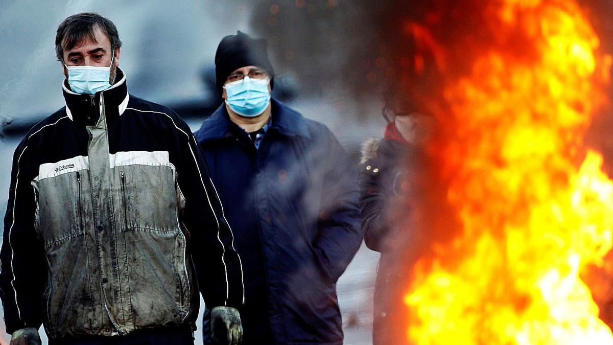 Dos trabajadores de la planta de Siemens Gamesa de As Somozas, en una protesta. |   // KIKO DELGADO