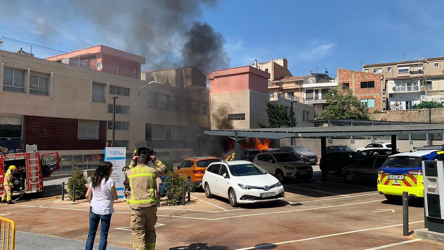 Un cotxe explota i crema dos vehicles més al pàrquing de la Clínica Sant Josep de Manresa