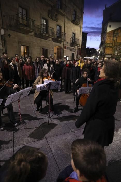 Avilés enciende sus luces de Navidad.