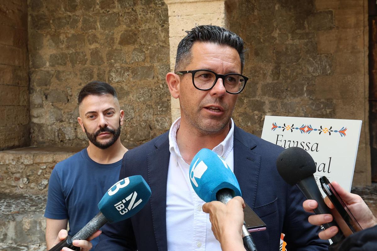 El alcalde Rafael Triguero en rueda de prensa con medios