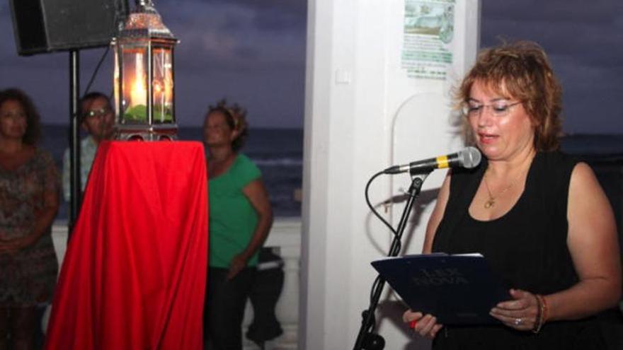 La autora Inma Flores, durante un recital de poesía.