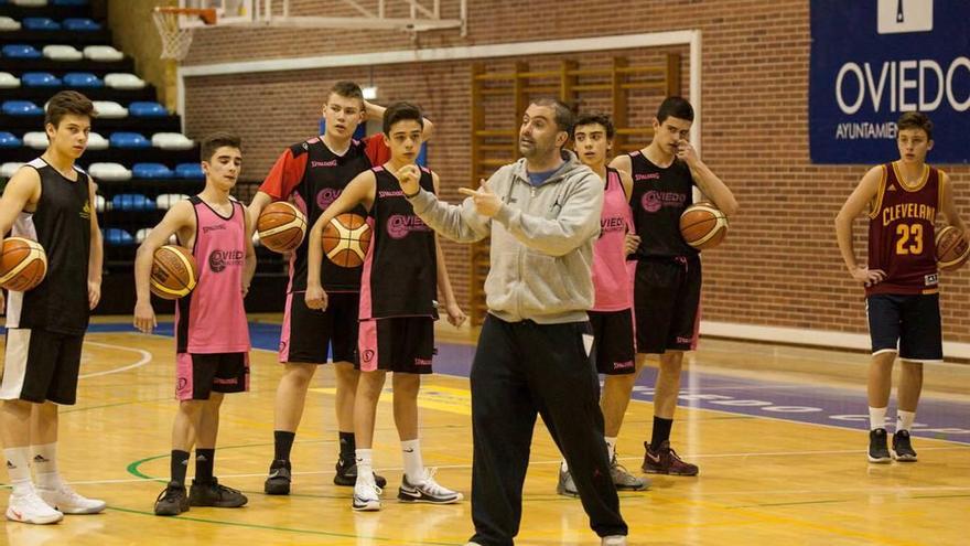 Jenaro Díaz da indicaciones a los cadetes del Oviedo Baloncesto.