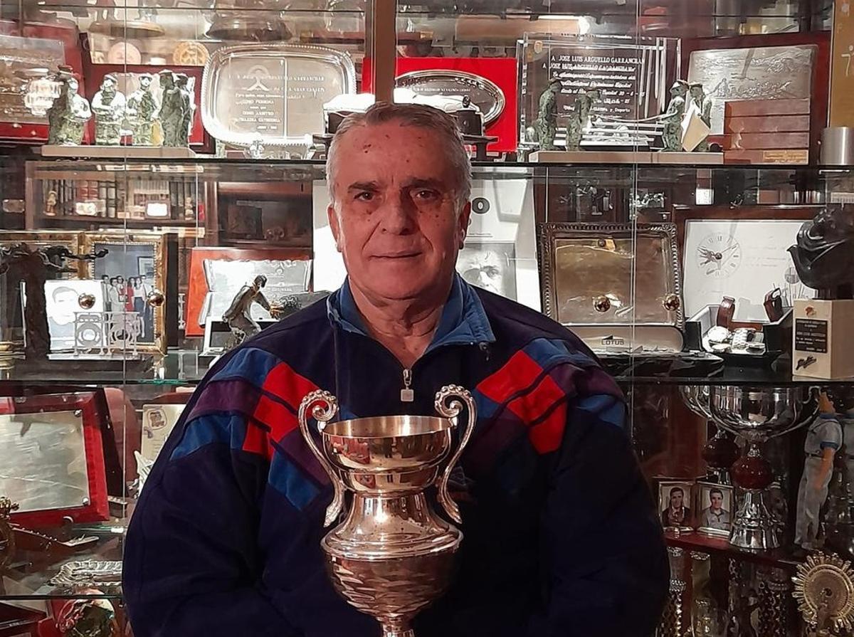 El árbitro almendralejense, en uno de sus reconocimientos.