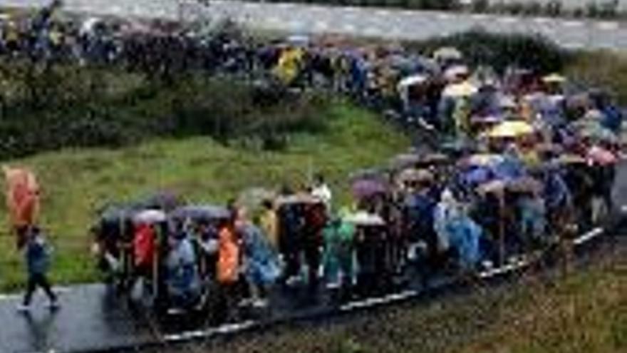 La lluvia no impide que miles de fieles veneren a la Mártir