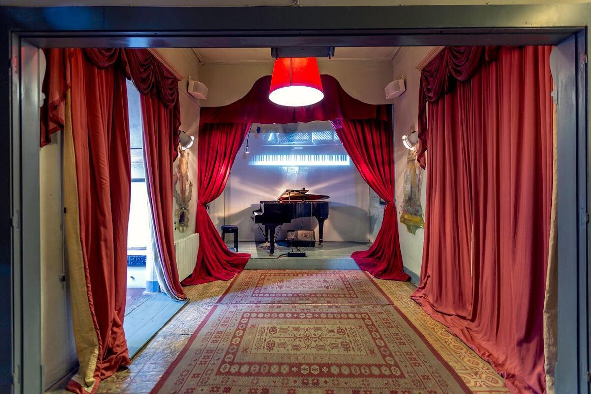 La sala de conciertos, con el piano, protagonista de las veladas, sobre el escenario.