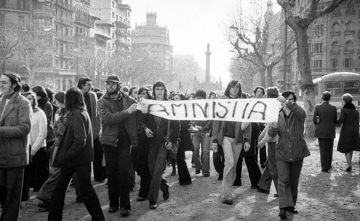 Manifestantes en el paseo de Sant Joan, en febrero de 1976.