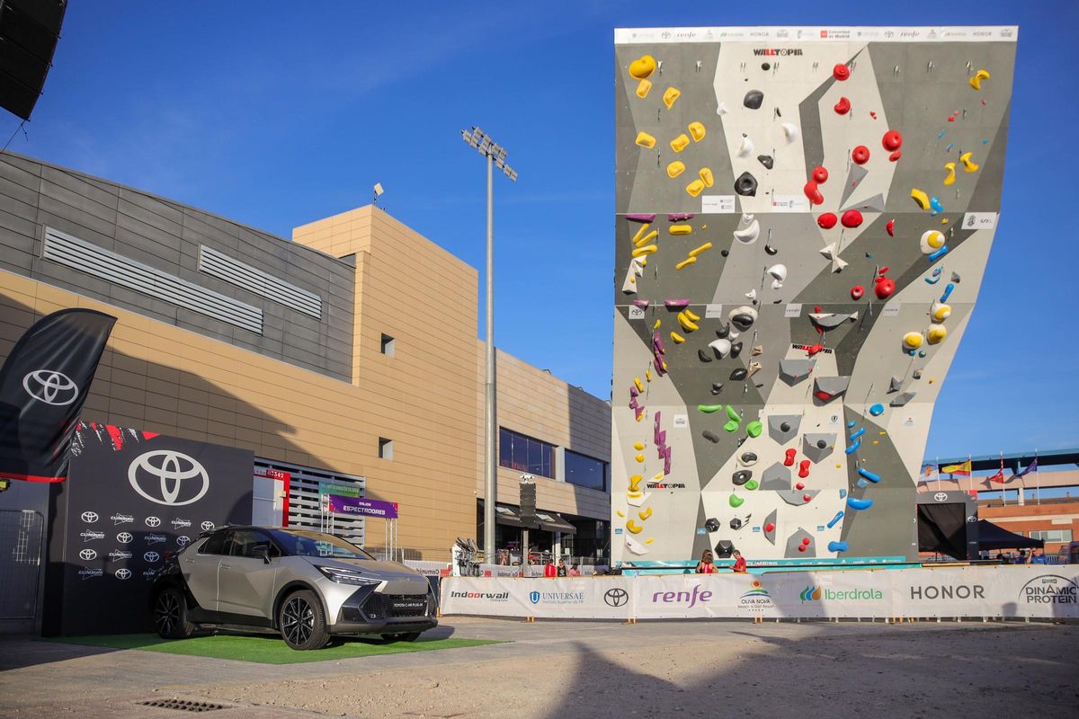 Automóvil de Toyota junto al imponente muro del Campeonato de España 2024