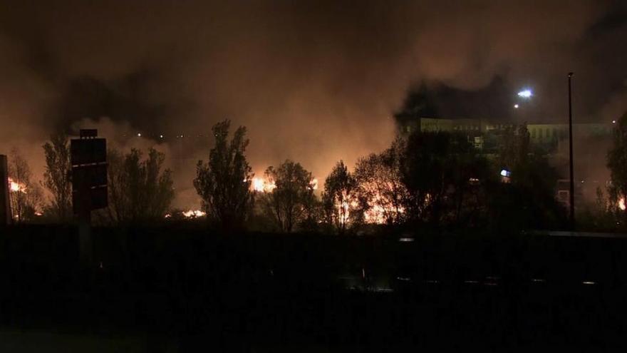 Un incendio arrasa un campamento de inmigrantes en el norte de Francia