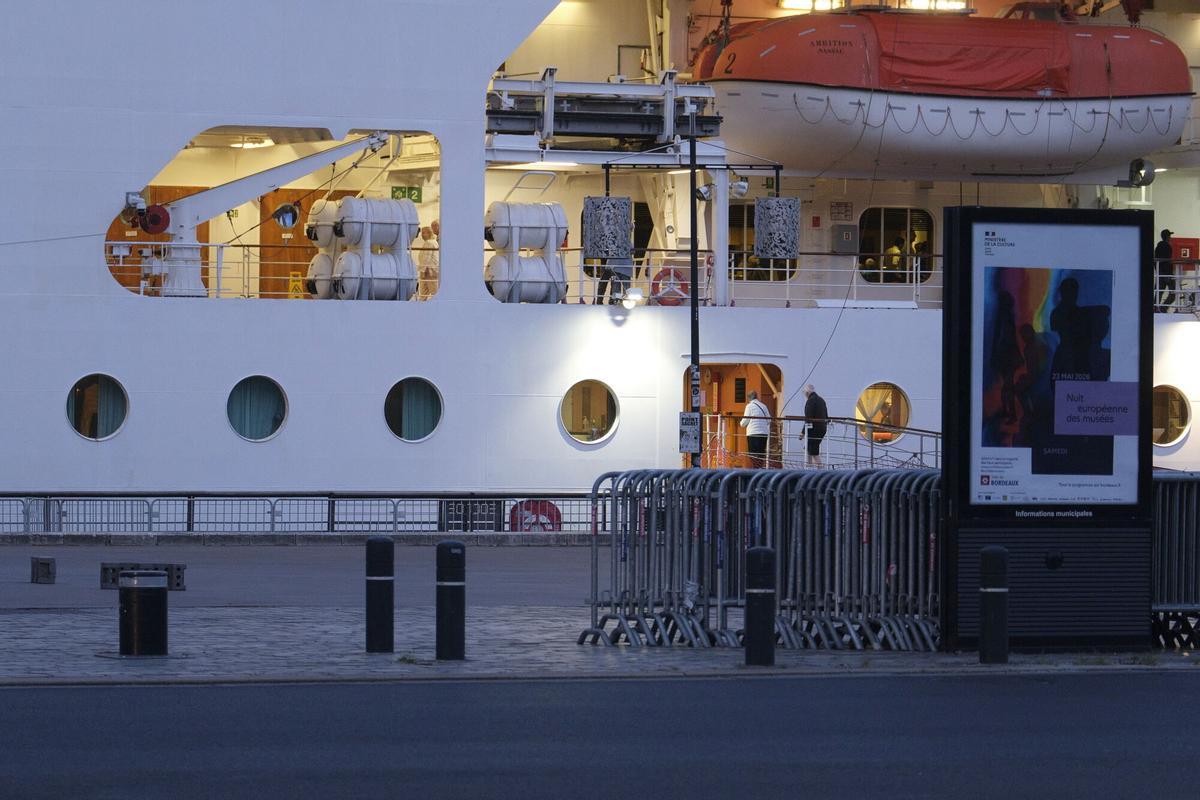 Bordeaux (France), 13/05/2026.- The Ambassador Cruise Line ship 'Ambition' remains docked on the Garonne river waterfront in Bordeaux, Nouvelle-Aquitaine region, southwestern France, 13 May 2026. Approximately 1,700 passengers and crew members remain confined to the vessel following a suspected norovirus outbreak, the most common cause of acute gastroenteritis. French authorities announced that the ban on disembarkation will be lifted for asymptomatic individuals currently aboard the cruise ship. The decision follows a health assessment that allows the cruise line to determine the ship's remaining itinerary while authorities maintain close monitoring of the evolving situation. (Francia, Burdeos) EFE/EPA/GUILLAUME PINON