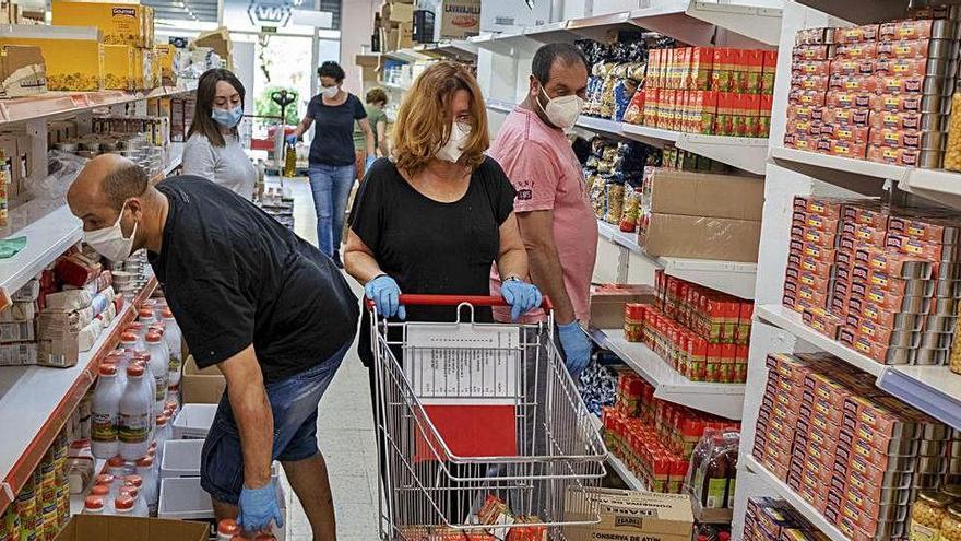 Voluntaris del servei de distribució d&#039;aliments de Palafrugell.