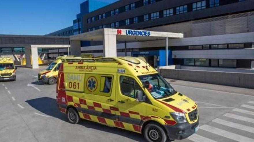 Una ambulancia en la entrada de Urgencias de Can Misses.