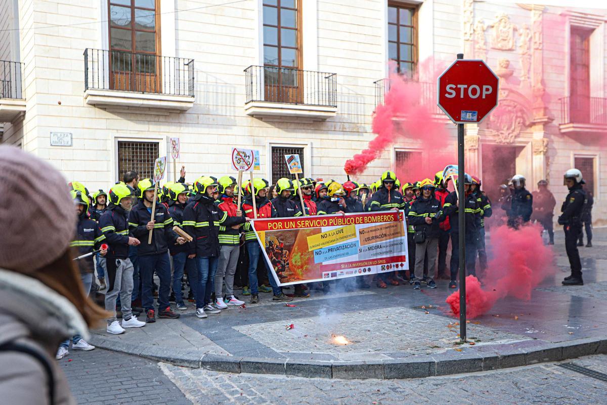 Protesta de los bomberos ante el pleno del Consell contra la Unidad ...