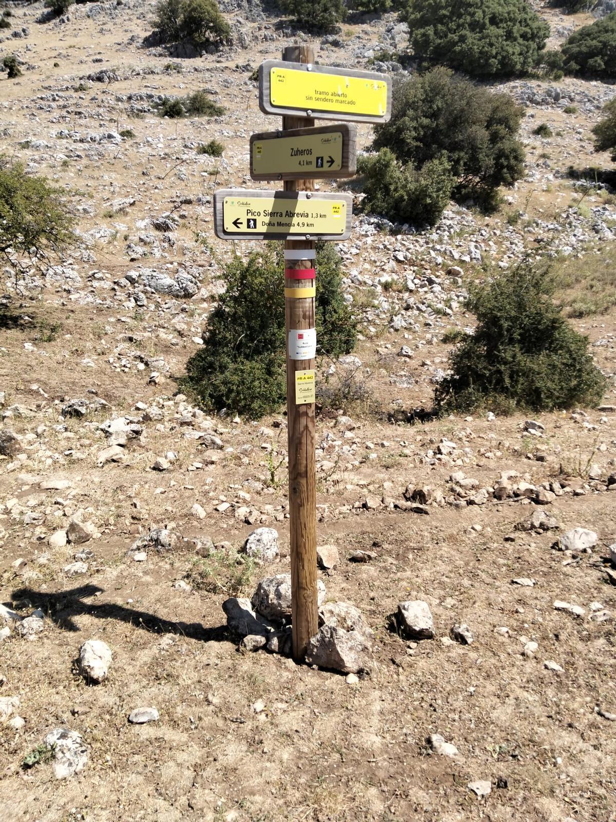 Señales de dirección y distancia instaladas en el sendero que recorre la comarca de la Subbética.