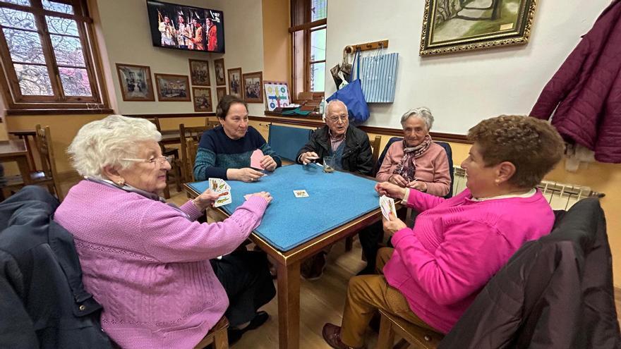 Por la izquierda, María Angélica Castro, Mari Carmen Rodríguez, Onorio Calo, Carmen Iriarte y María Riesgo, en el centro social de mayores de Salas.