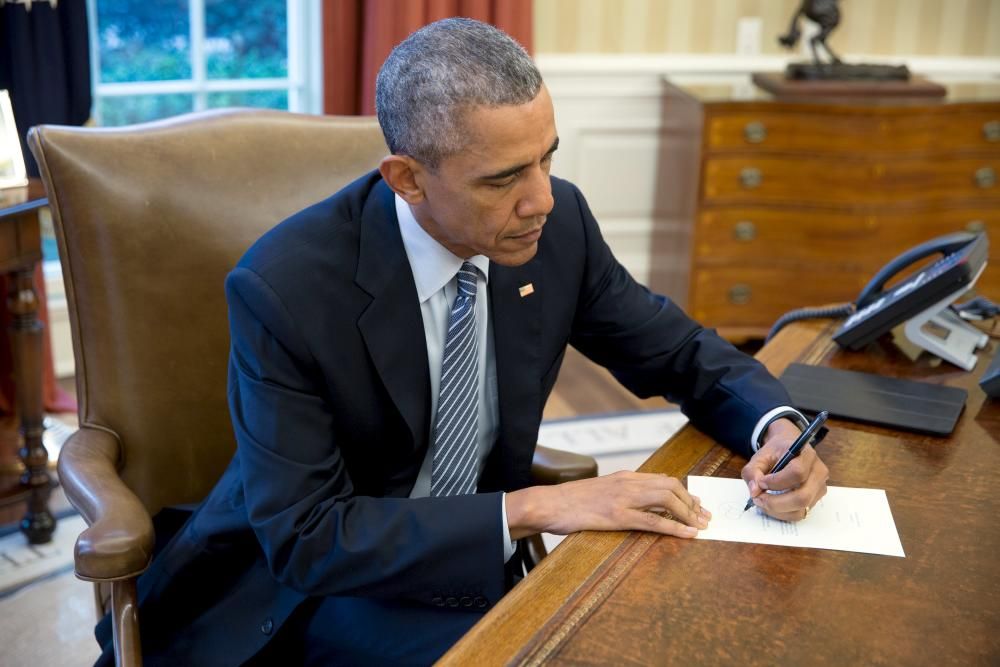 El presidente estadounidense, Barack Obama firma una carta de respuesta a la carta escritora cubana de 76 años de edad, Ileana Yarza