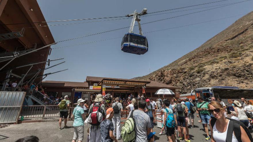 Turistas en el exterior del teleférico del Teide en una imagen de archivo.